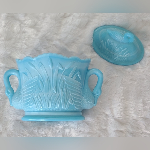 VINTAGE Westmoreland Blue Milk Glass Swan Cattail Creamer & Sugar Bowl With Lids - Picture 12 of 16